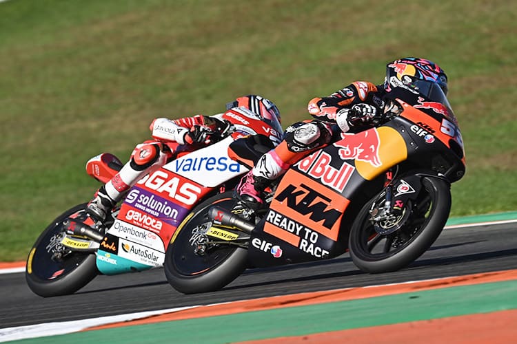 Moto3-WM-Finale in Valencia: GASGAS-Pilot Guevara (28) verfolgt Red Bull-KTM-Pilot Deniz Öncü