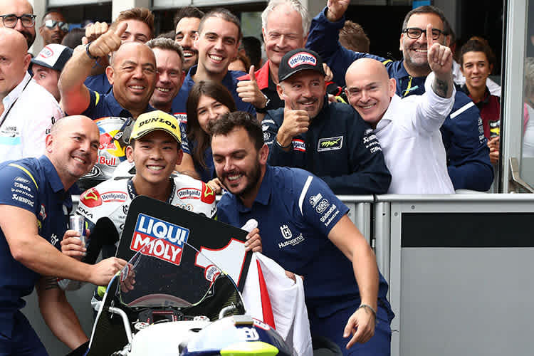 Ein Bild mit Seltenheitswert: Peter Öttl (2. von links) und Max Biaggi feiern gemeinsame einen Sasaki-Erfolg