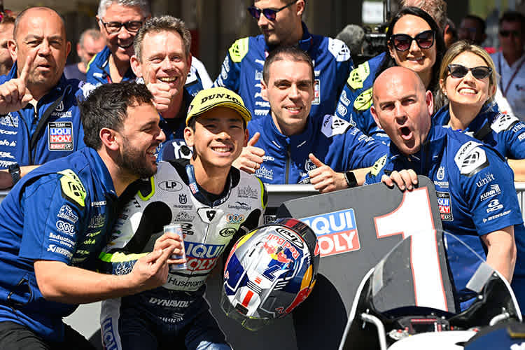 Ayumu Sasaki vorne, links hinter ihm Teamchef Peter Öttl