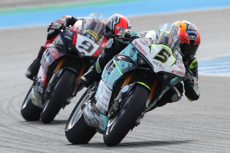 Philipp Öttl vor Tarran Mackenzie und Lucas Mahias