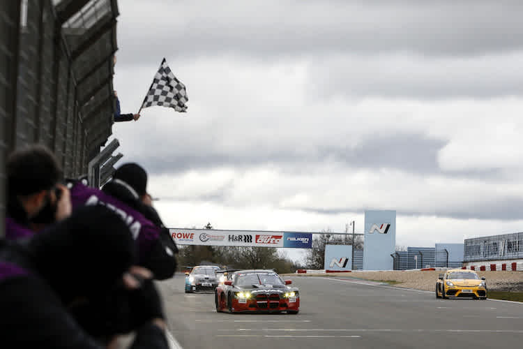 Kuba Giermaziak und Jesse Krohn gewinnen im Walkenhorst Motorsport BMW M4 GT3 den zweiten NLS-Lauf