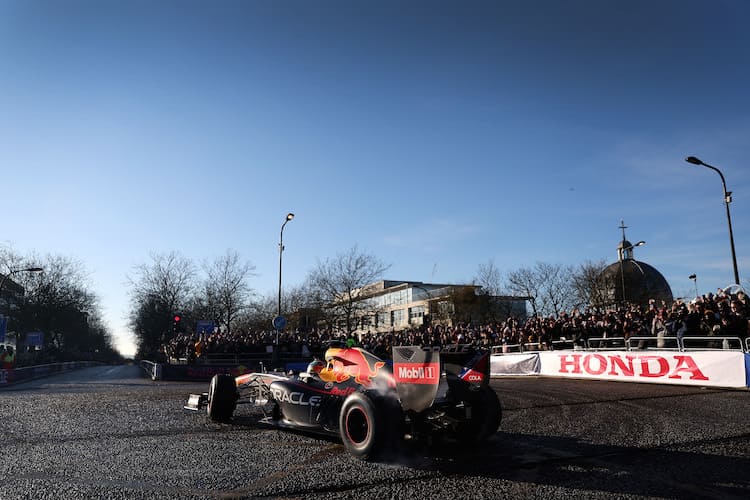 Sergio Pérez freute sich über die vielen Fans, die zum Showrun in Milton Keynes erschienen sind  
