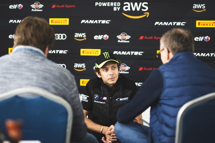 Valentino Rossi im Gespräch mit unter anderem SPEEDWEEK