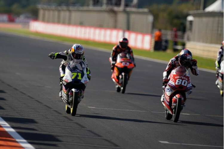 Ayumu Sasaki #71 behauptete sich dieses Mal bis zum Zielstrich gegen David Alonso #80 und Co.