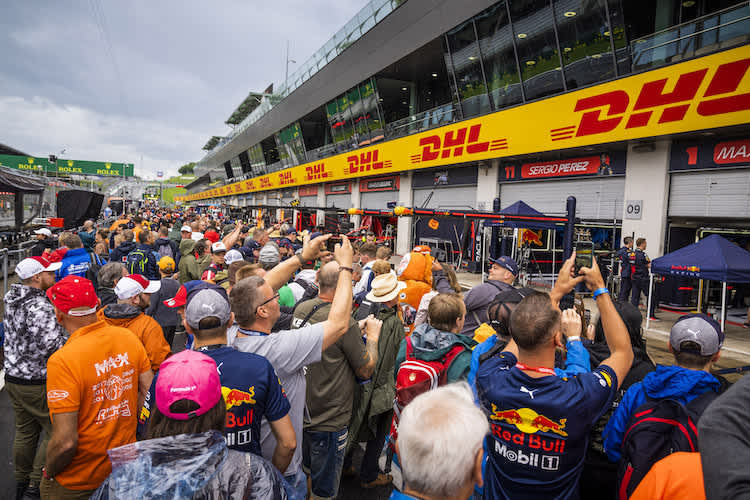Beim Pit Lane Walk können die Fans die Arbeit der Teams aus der Nähe mitverfolgen 