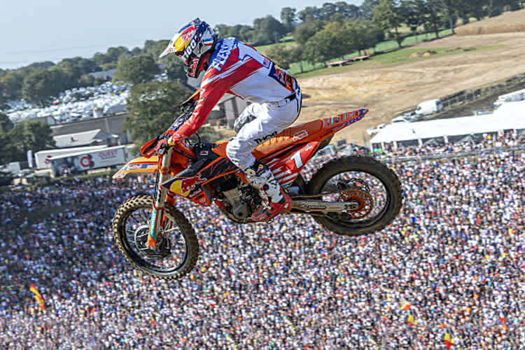 Aaron Plessinger mit der Startnummer 1 des Titelverteidigers vor der gewaltigen Zuschauerkulisse in Ernée