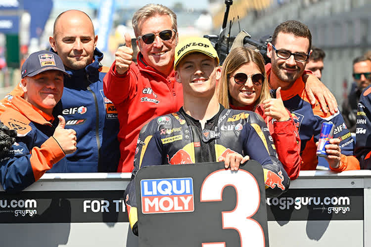 Le Mans: Hervé Poncharal und Tochter Mathilde flankieren WM-Leader Holgado nach Platz 3 im Quali