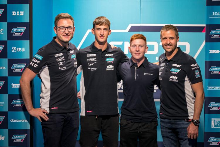 Teamchef Florian Prüstel, Xavier Artigas, Joel Kelso und Sportdirektor Tom Lüthi