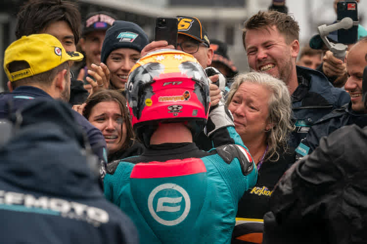 Große Emotionen bei Joel Kelso, seiner Familie und seiner Crew im Parc Fermé