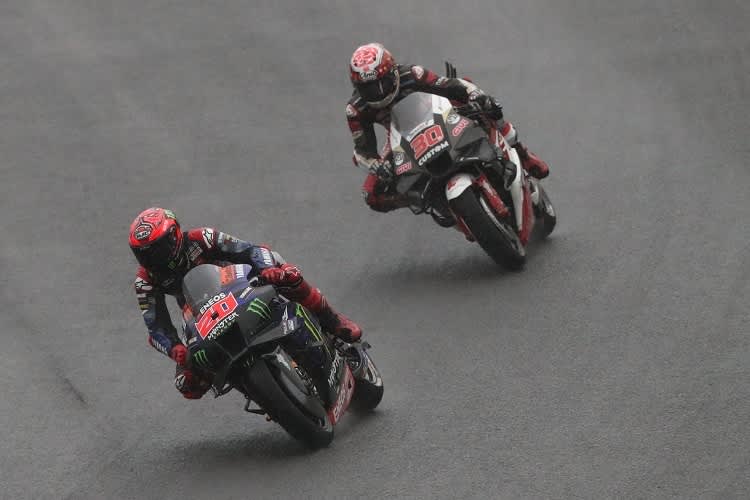 Fabio Quartarao (20) kann Lokalmatador Takaaki Nakagami hinter sich verweisen