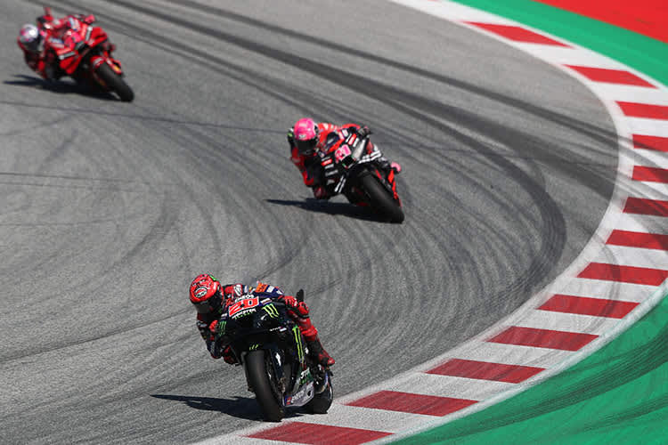 Im Finish: Fabio Quartararo (20) vor Aleix Espargaró und Bastianini