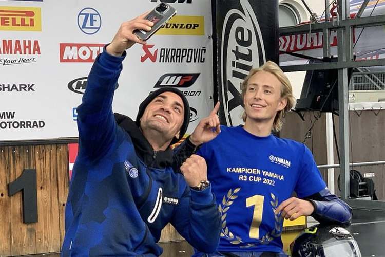 Lehrer Dario Giuseppetti mit Schüler Nielsen