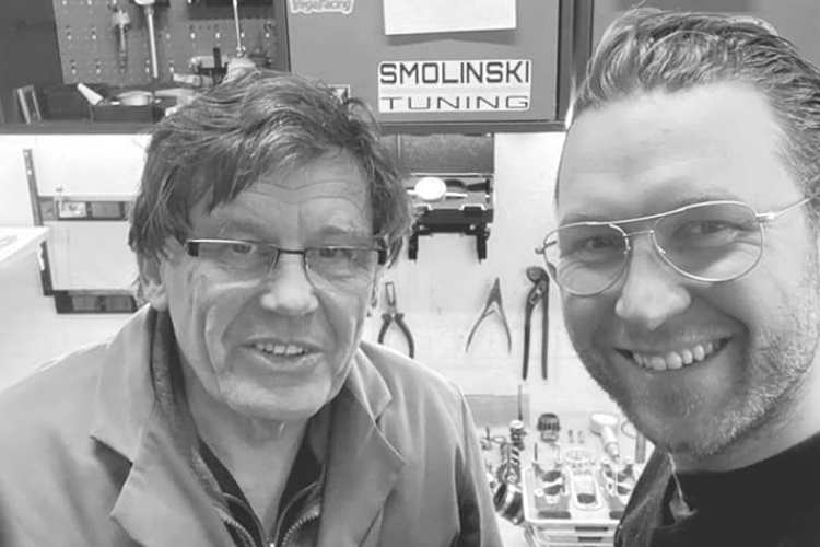 Raimund Schön (li.) zusammen mit Martin Smolinski in der Werkstatt