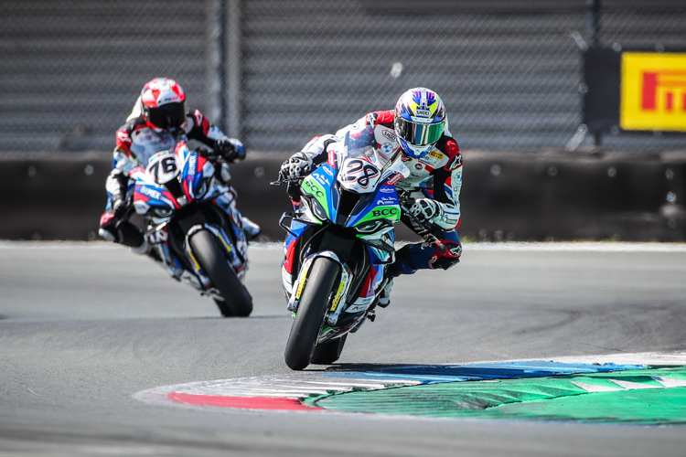 Loris Baz kann am Ende nur zuschauen, wie Reiterberger (28) gewinnt