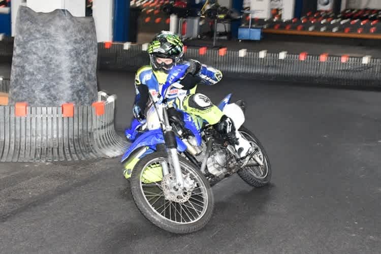 Der Maestro himself machts vor: Abfangen eines wegrutschenden Vorderrades