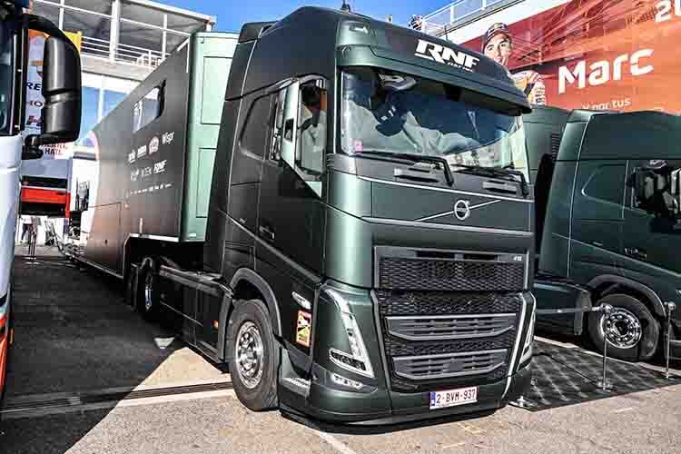 Die RNF-Trucks parken noch hinter der Box in Valencia