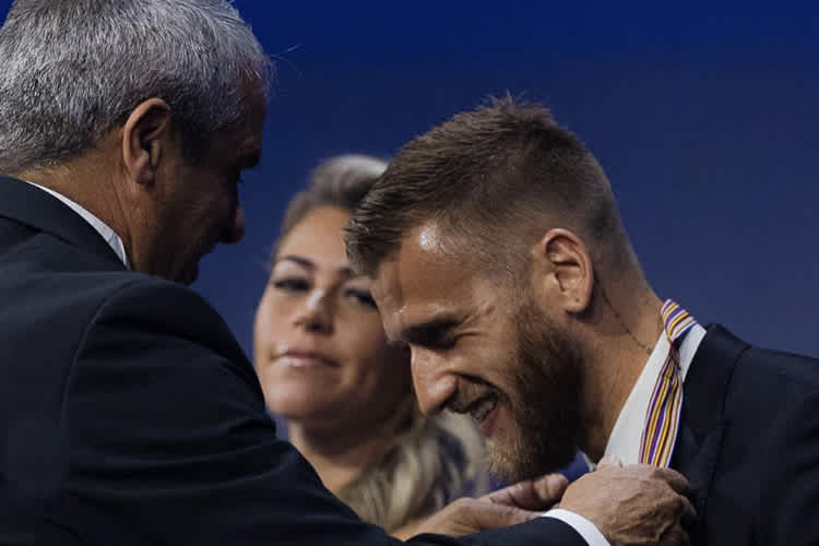 Ken Roczen erhält die WM-Medaille von Antonio Alia