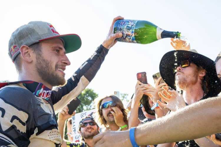 Ken Roczen feiert mit den Fans seinen Podiumserfolg