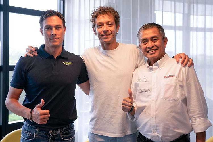Gianluca Falcioni, CEO der VR46 Agency, Valentino Rossi und Werry Prayogi, Pertamina-Präsident  