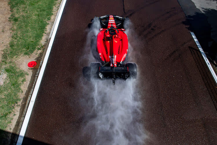 Carlos Sainz testete in Fiorano auf der künstlich bewässerten Piste die Intermediate- und Regenreifen
