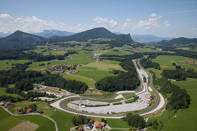 Salzburgring: Die Fahrerlagerkurve (rechts vorne) hatte damals keinen Zentimeter Sturzraum, die Leitplanken standen direkt am Fahrerbahnrand, geschützt nur durch Strohballen 