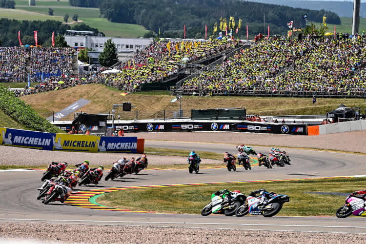 Das Moto3-Rennen fand schon vor vollen Tribünen statt