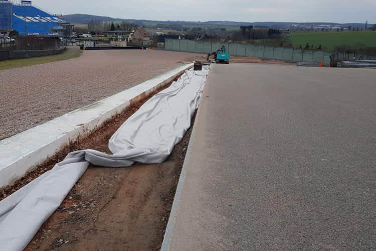 In der Zielkurve (Turn 13, gegen die Fahrtrichtung fotografiert) wird die Fahrbahn nach aussen hin verbreitert