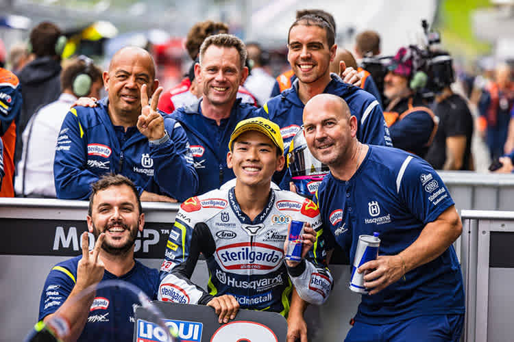 Ayumu Sasaki feiert, hinter ihm Peter Öttl 