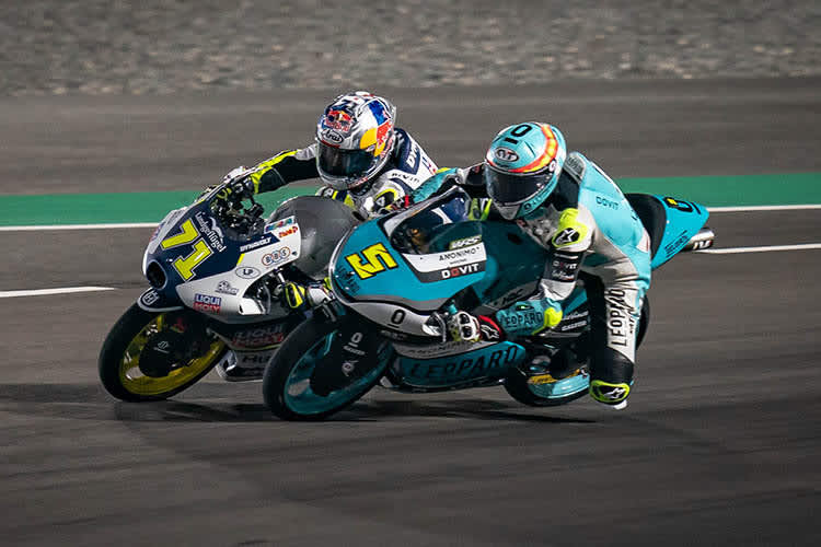 Doha: Titelanwärter Jaume Masiá (5) zwängt sich hier mit einem verpönten Block Pass an Sasaki (71) vorbei 