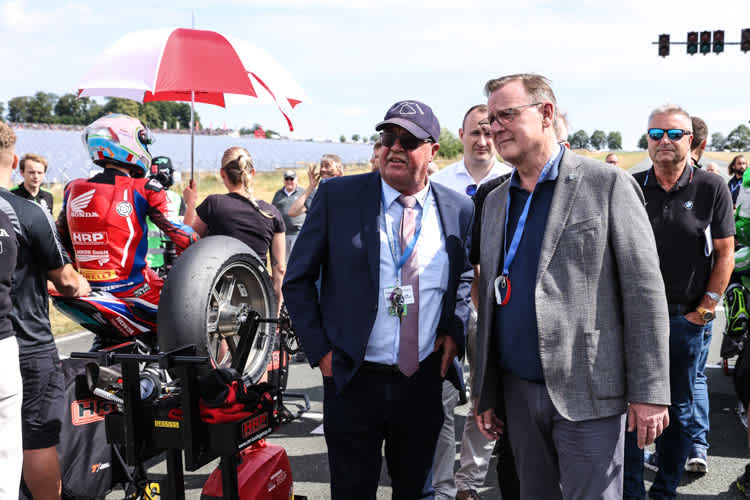 Bodo Ramelow schaut bei der IDM vorbei (vorne rechts)