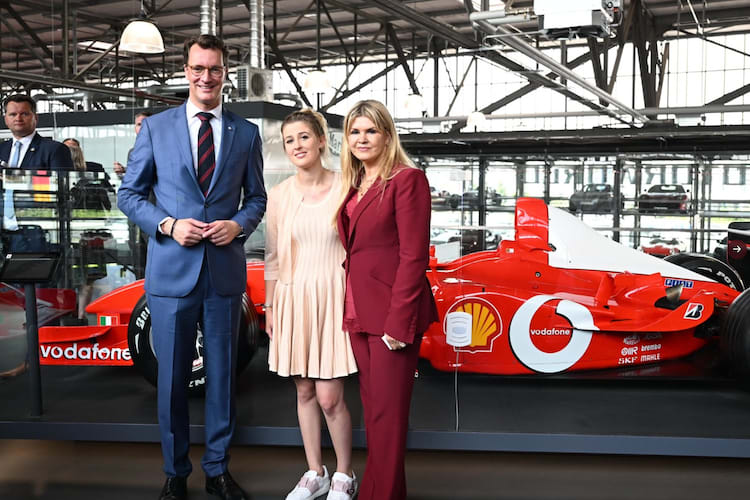 Ministerpräsident Hendrik Wüst mit Gina-Maria und Corinna Schumacher