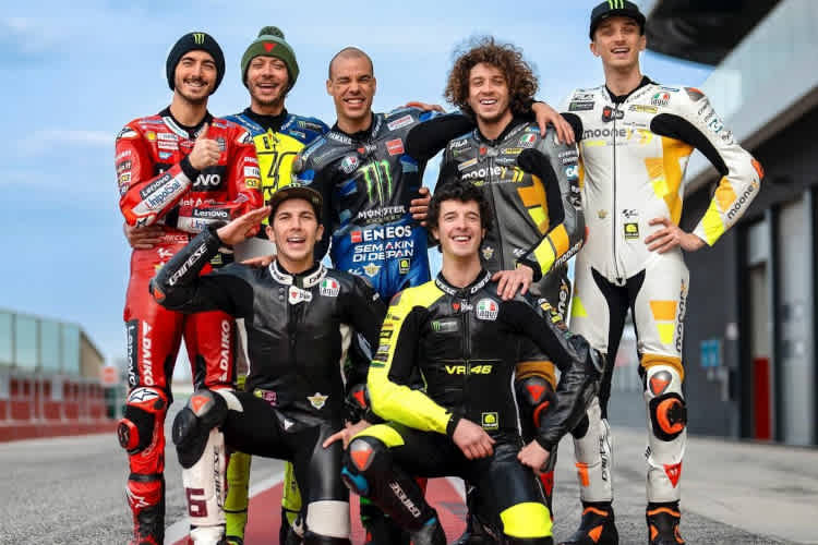 Die VR46-Familie: Bagnaia, Rossi, Morbidelli, Bezzecchi und Marini sowie Migno und Vietti (vorne)
