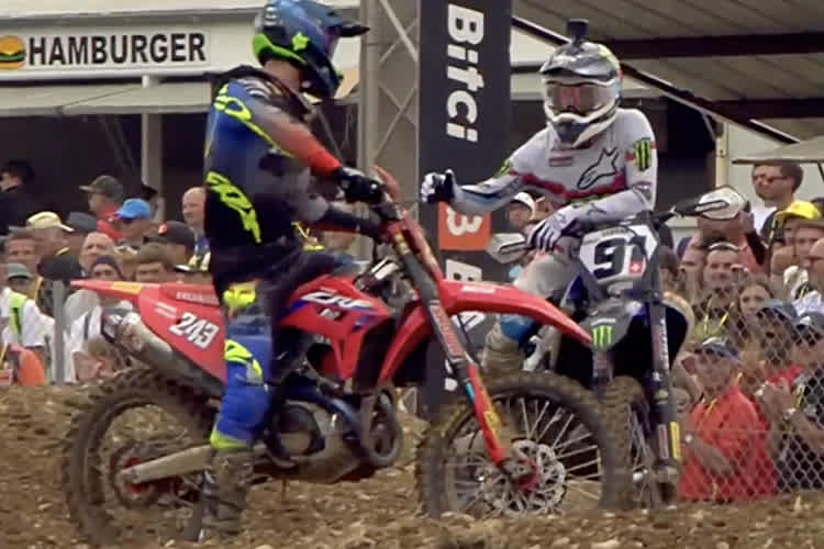 Jeremy Seewer und Tim Gajser im Ziel nach dem ersten Lauf