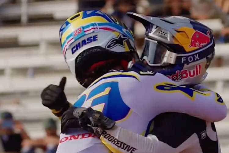 Ken Roczen gratuliert Chase Sexton in Atlanta zum Sieg