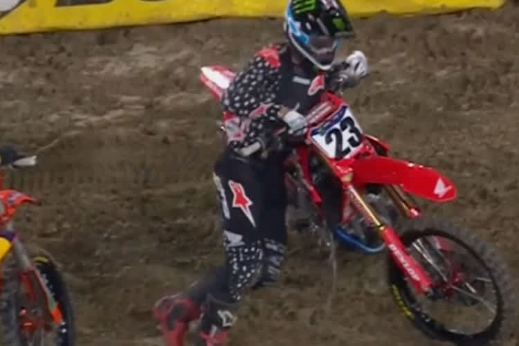 Das Benzin läuft aus dem Tank