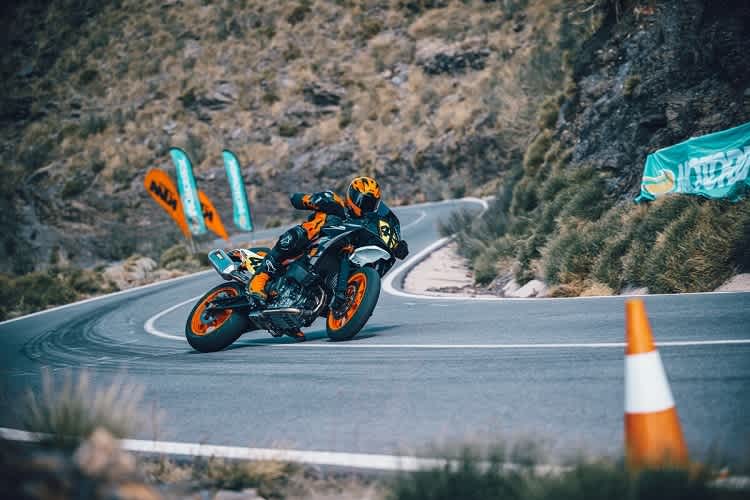 Die Schräglage des Herrn Filmore auf der KTM 890 SMT geht soweit in Ordnung