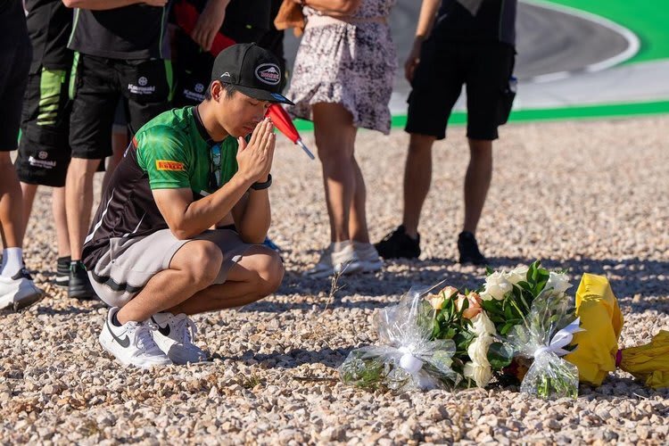 Yuta Okaya legte Blumen für Victor Steeman wieder