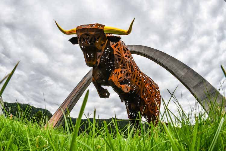 Das Wahrzeichen des Red Bull Rings: Den 18 Meter hohen Bullen von Spielberg werden nächste Woche wieder Tausende von MotoGP-Fans sehen