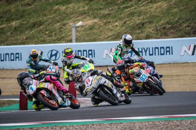 Schubser von hinten durch die Startnummer 9