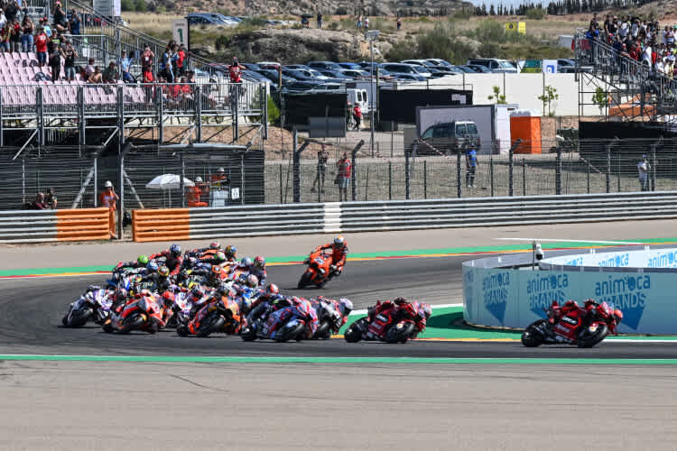 Schon in der ersten Kurve war Marc Márquez vor Johann Zarco #5