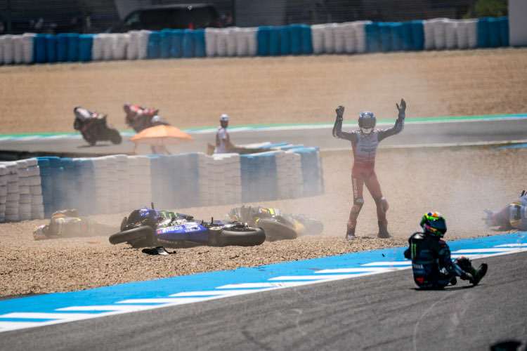 Aufregung in Kurve 2: Bezzecchi liegt im Kiesbett, Márquez gestikuliert, Morbidelli hockt noch auf dem Boden