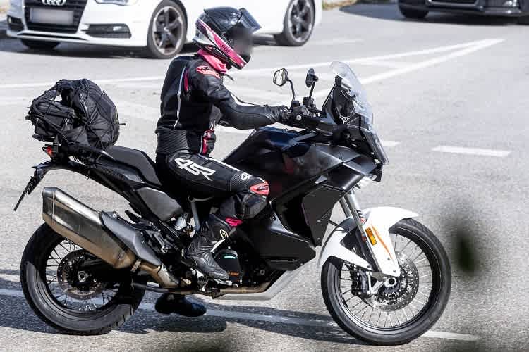 KTM 1390 Super Adventure R: Erprobungsfahrzeug mit neuer Verkleidung und verhältnismassig riesigem Display