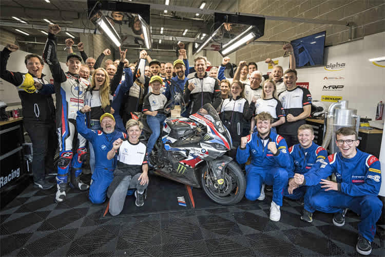 Die BMW-Mannschaft nach ihrem Sieg in Spa