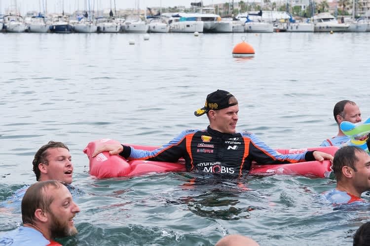 Ott Tänak beim obligatorischen Siegerbad im Mittelmeer