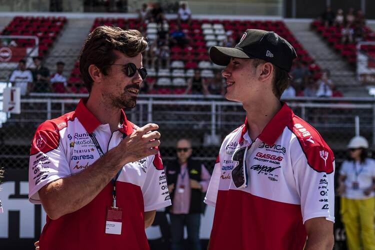 Nico Terol mit Moto3-WM-Leader Izan Guevara