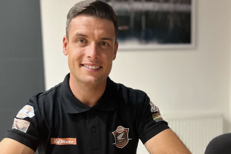 Jordi Tixier bei seiner Vertragsunterzeichnung