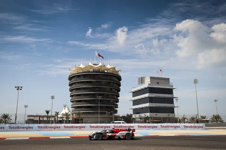 Der Toyota GR010 Hybrid auf der Strecke in Bahrain