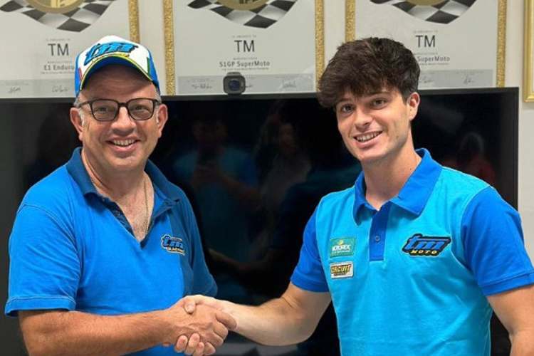 Yago Martinez bei der Vertragsunterzeichnung mit Massimiliano Constantini