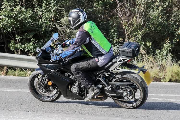 Triumph Daytona 660: Schon sehr seriennaher Prototyp auf Erprobungsfahrt in Südspanien