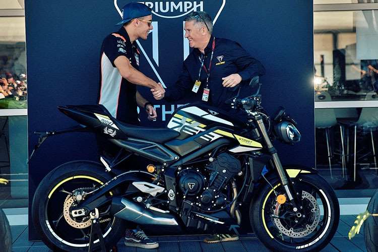 Steve Sargent, Triumphs Chief Product Officer, übergibt eine Street Triple RS 765 an Alcoba
